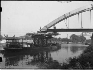 Heilbronn, Salzhafenkanalbrücke: Einschwimmen des Überbaus