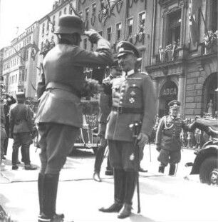 Dresden, Altmarkt, an der Ehrentribüne. Einzug der 4. Division in Dresden, 9. August 1940