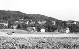 Oybin-Lückendorf. Blick von der Windrispel auf den oberen Teil Lückendorfs