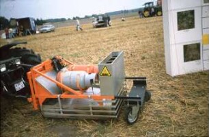 Fotografie: Gartenbautechnik-Freiland, Unkrautbekämpfung, Abflammtechnik, Frontanbau