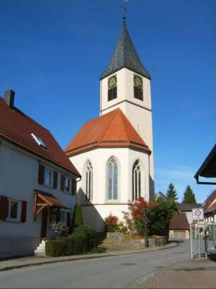Ansicht von Ostsüdosten mit Kirche in ehemaligem Kirchhof (als Begräbnisplatz im 18 Jh aufgegeben und weitgehend entfestigt)