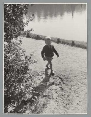 Portrait eines Jungen an einem Strand