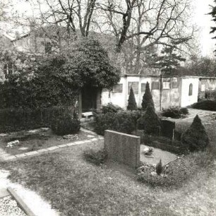 Böhlen-Großdeuben, Hauptstraße 50. Kirchlicher Friedhof. Grabanlagen und Wandgrabmale