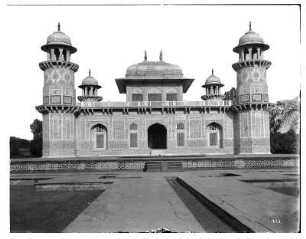 Agra, Indien: Die Grabstätte des Itimad-ud-Daulah (Mirza Ghiyas Beg), Eingangsfront