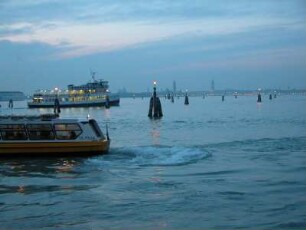 Venedig 2005 - Schiffe am Abend : Schiffe am Abend vor dem Lido. Aufgenommen im Februar 2005 in Venedig