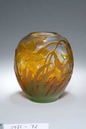 Vase mit Osterglockendekor
