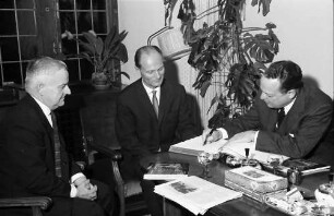 Freiburg: Rathaus, Amerikanischer Botschafter George C. Mc Ghee, Generalkonsul Paul Sweet, Dr. Clark beim Oberbürgermeister