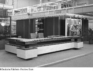 Raumaufnahme mit Informationsstand