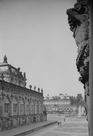 Dresden. Zwinger, Blick vom Glockenspiel-Pavillon zum Mathematisch-Physikalischen Salon
