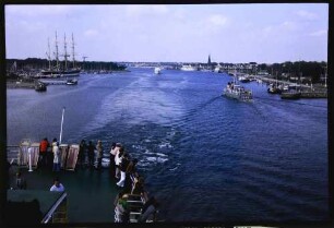 Travemünde: Ostseeschiff mit gesamter Trave und [Segel-]Schulschiff