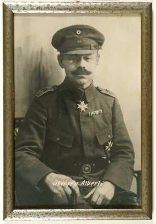 Armand von Alberti, Oberst, Kommandeur des Füsilier-Regiments Nr. 122, sitzend, in Uniform mit Orden, Brustbild