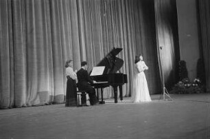 Kulturveranstaltung anlässlich des Internationalen Mädchentags : Musikalische Darbietung einer Sängerin