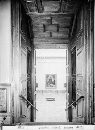 Blick von der Kuppelhalle zur Sixtinischen Madonna