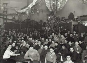 Weihnachtsfeier französischer Kriegsgefangener in einer Turnhalle