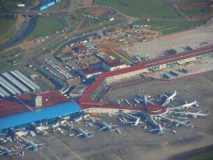 Airport Panama-City aus der Luft : Der internationale Flughafen Tocumen, aufgenommen währen des Landeanfluges einer kleinen Propellermaschine über Panama-City am 14. Septenber 2011