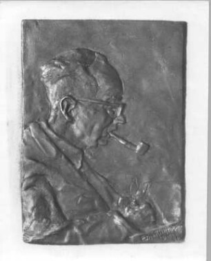 Bildnis eines pfeiferauchenden Mannes : Bildnis eines pfeiferauchenden Mannes. Bronze (1946; E. Richter). Dresden-Striesen, Borsbergstraße 11, Atelier der Bildhauerin