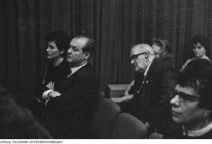 Veranstaltung in einem Saal, 1968/69