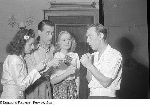 Szenenbilder aus dem musikalischen Lustspiel "Bezauberndes Fräulein" im Theater am Schiffbauerdamm Berlin