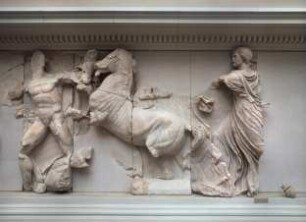 Pergamonaltar, Südfries - Ausschnitt: Eos reißt ihr Pferd an den Zügeln zurück; Helios taucht mit dem Vierergespann aus dem Meer auf