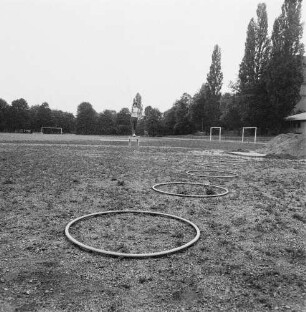 Helga Wischer-Rudolph beim Sportangeltraining auf einem Fußballplatz