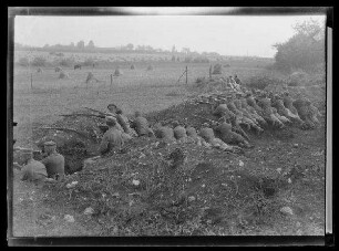 Soldaten mit Gewehr im Anschlag im Schützengraben