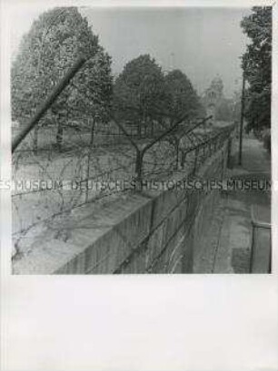 Blick nach Ost-Berlin auf Sektorengrenze und Mauer Nähe Kreuzberger Heinrich-Heine-Straße / Sankt-Michael-Kirche / Engelbecken