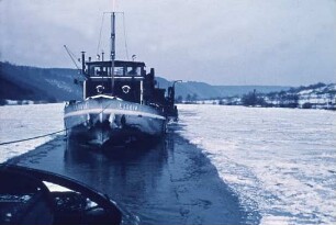 Eisbrecher schleppt Schiffe am Main