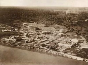 Fabrikanlage : Luftaufnahme von einer Öl-Raffinerie der Tropical Oil Company, heute Ecopetrol, in Barrancabermeja am Rio Magdalena liegend. Im Hintergrund tropischer Wald.