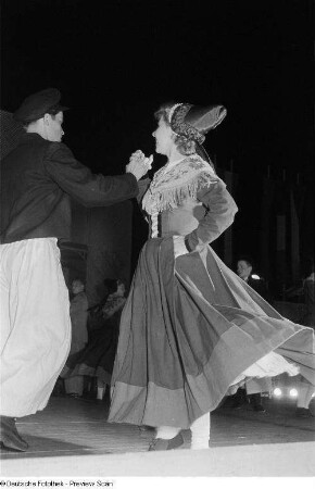 Personen bei einer Tanzvorführung auf der Leipziger Herbstmesse 1954