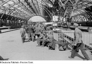 Leipzig, Hauptbahnhof, Heimkehrer am Bahngleis