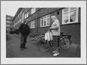 Ralph Giordano mit einer Frau mit Fahrrad aus der alten Nachbarschaft, Hamburg