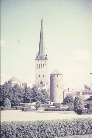 Tallinn. Stadtteilansicht mit St.-Olai-Kirche (Erste Erwähnung 1267 / Wiederaufbau 1820)
