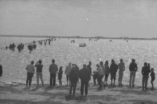 St. Peter-Ording, Böhl: Hochflut überschwemmt Parkplatz, Autos im Wasser