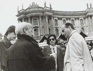 Christa Wolf und Stephan Hermlin : Schriftstellerbasar auf dem August-Bebel-Platz Berlin
