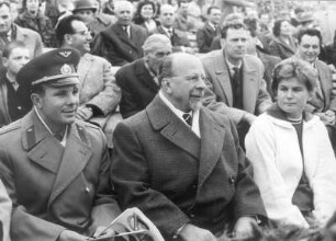 Berlin (Ost). Besuch der sowjetischen Kosmonauten Valentina Tereschkowa und Juri Gagarin in Berlin, 17.-22.? Oktober 1963. Aufnahme als Zuschauer einer Freiluftveranstaltung, in der Mitte Walter Ulbricht