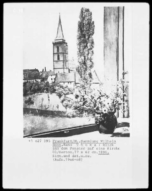 Blick durch ein Fenster auf eine (Frankfurter?) Kirche