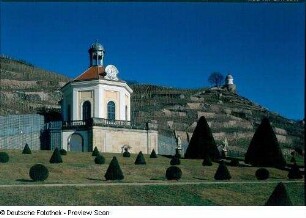 Belvedere : Weingut "Wackerbarths Ruhe". Blick gegen Belvedere (1728-1729; J. C. Knöffel) und Jacobstein (1743)