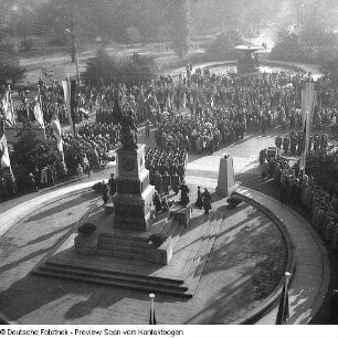 Sowjetisches Ehrenmal Dresden, Kranzniederlegung v. Feuerwehrleiter