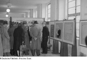 Besucher vor Schautafeln