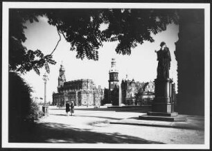 Dresden, Hofkirche und ehemaliges Residenzschloss : Dresden-Altstadt, Theaterplatz. Blick vom Carl-Maria-von-Weber-Denkmal zur Hofkirche, Residenzschloss mit Hausmannsturm und Altstädtischer Hauptwache
