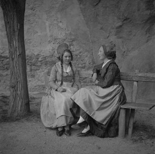 Junge Frauen in Wachauer Tracht
