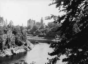 Burg Tzschocha (polnisch Zamek Czocha) über dem unteren Stausee von Marklissa /Queis mit Motorschiff