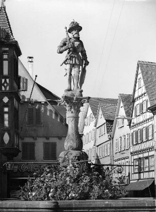 Maximiliansbrunnen : Maximiliansbrunnen (1570; L. Baumhauer). Brunnenstock mit Statue des Kaisers Maximilian II. Reutlingen, Marktplatz