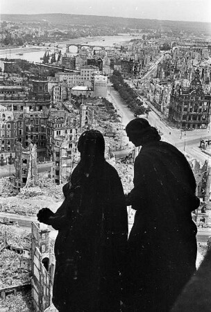 Dresden. Blick vom Rathausturm mit Skulptur über die Ruinen der Innenstadt nach Nordosten zum Pirnaischen Platz