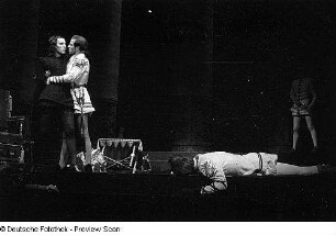 Szenenbilder aus dem Stück "Hamlet" von William Shakespeare am Deutschen Theater Berlin : Szene mit Horst Caspar als Hamlet (links), Harry Hindemith als Horatio (Mitte) und Max Eckard als Laertes (rechts)