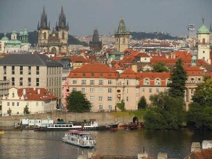 Prag - Stadtübersicht : Blick vom Kleinseiter Brückenturm auf die Altstadt mit der Teynkirche. Aufgenommen am 27. Juli 2011 in Prag