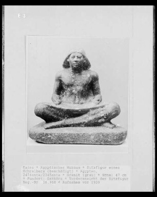 Sitzfigur eines Schreibers