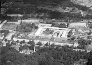 Dresden-Neustadt, Stauffenbergallee 12 a-h. Wohnanlage (ehemalige Kaserne für das Gardereiter-Regiment der sächsischen Armee; 1878). Luftbild-Schrägaufnahme nach Norden