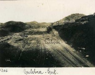 Panama. Bau des Panama-Kanals. Eingetieftes, von Schienen durchzogenes Baugelände durch die Felsen von Culebra