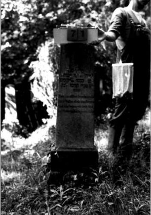 Grabstein 71 (Index: 100109321) Material: Sandstein oder Marmor (?), eingelegte Bleibuchstaben Zustand: leicht verwittert Maße HxBxT: 124x32x15 cm Beschreibung: Obelisk, getreppter Sockel, unterer Sockelteil rustica Steinmetz: Beerli Besonderheit: Nummer auf Rücksteite: 161: Grabstein 71
